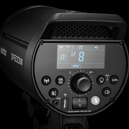 Студійний моноблок Godox DP400III-V на вертикальній стійці в профіль, металевий корпус із написом моделі, стандартний рефлектор та ручка для перенесення