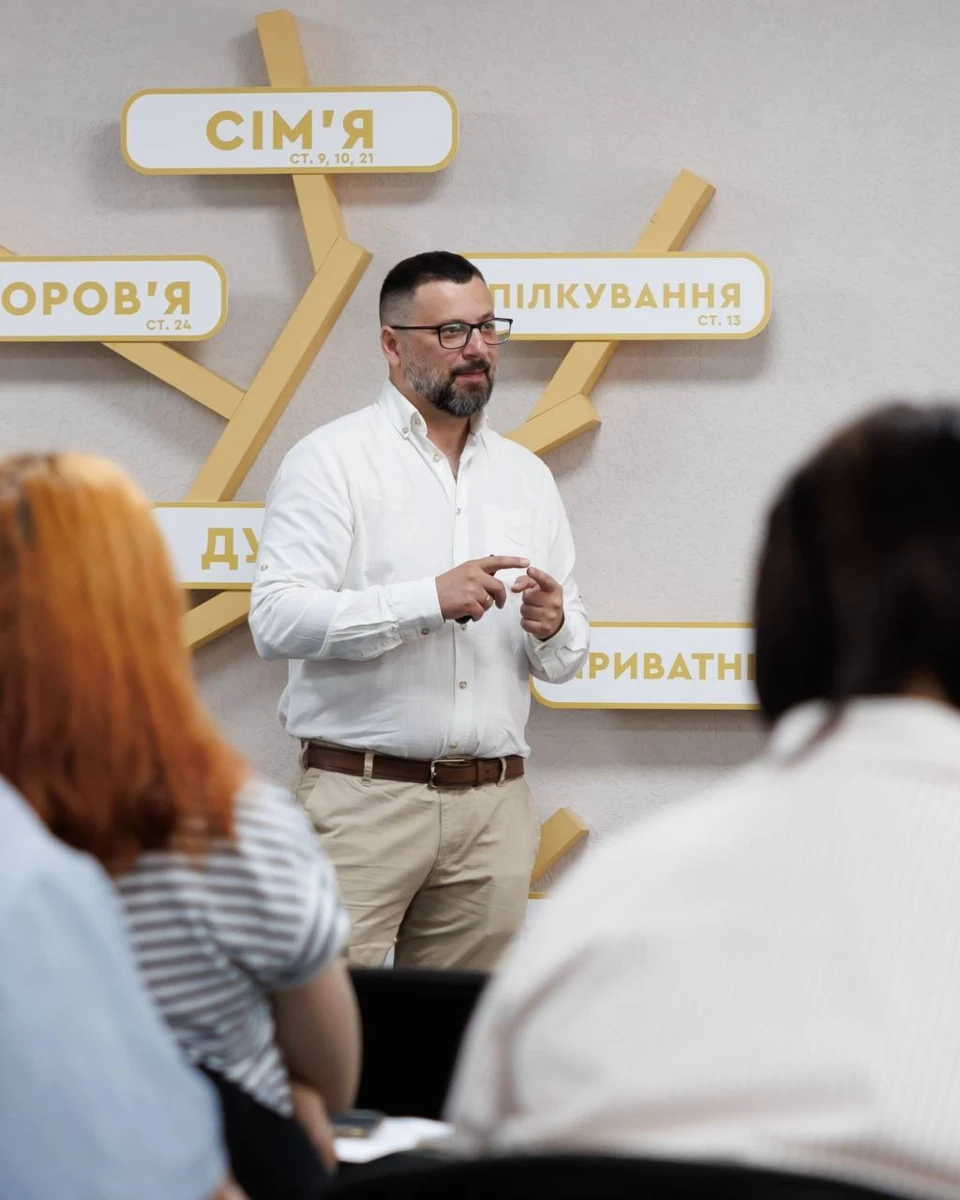 Експерт ГО «Інтерньюз-Україна» Костянтин Ромашко пояснював учасникам тренінгу, як працюють ключові інституції Європейського Союзу та чому журналістам важливо не плутати Європейську комісію, Європейську раду, Раду ЄС і Європейський парламент.