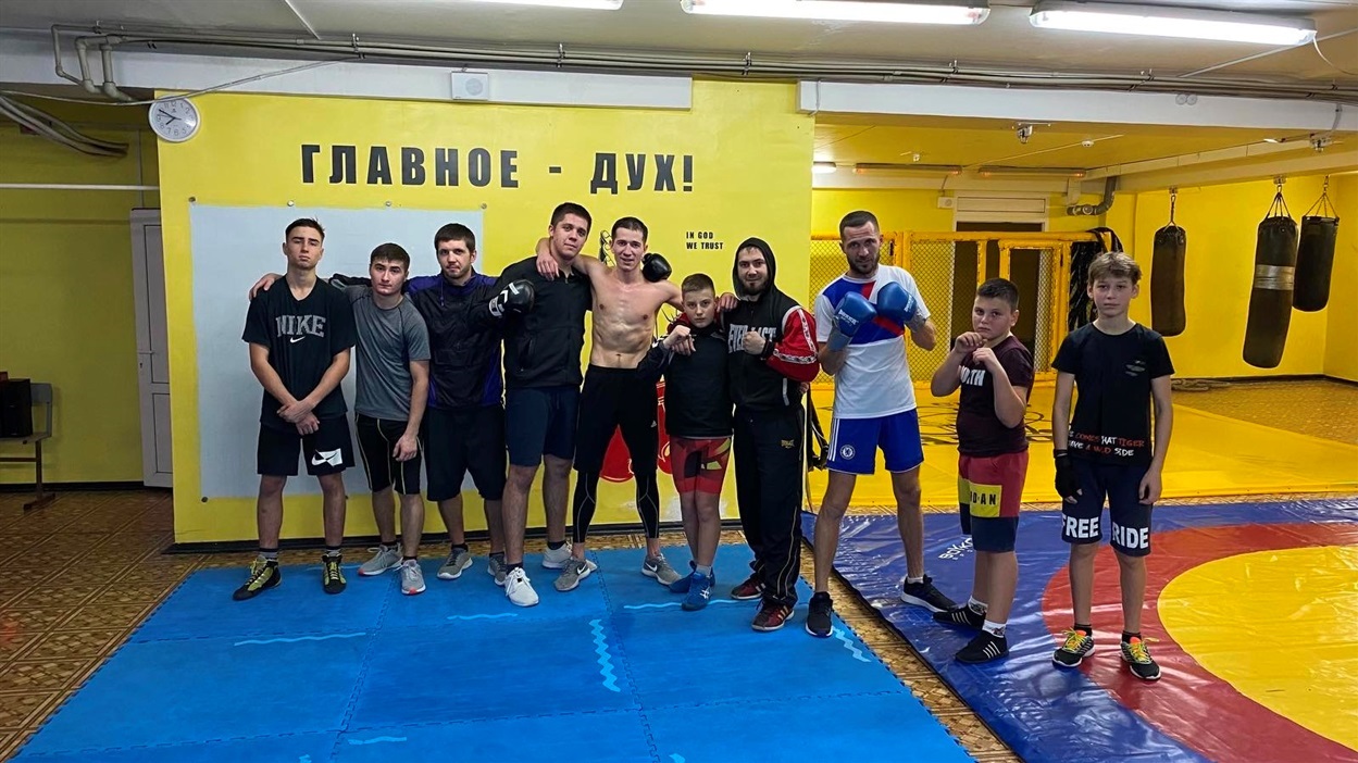 Тренер Аким Андрущенко разом із старшою групою вихованців