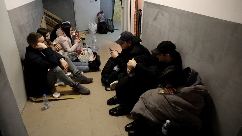 Люди в підвалах під час повітряних тривог