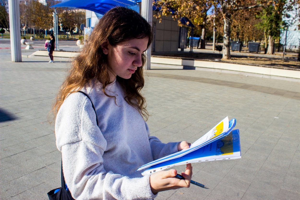 Журналістка інтернет-видання під час опитування містян